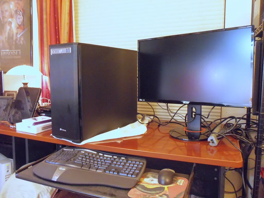 Ordenador de sobremesa con monitor