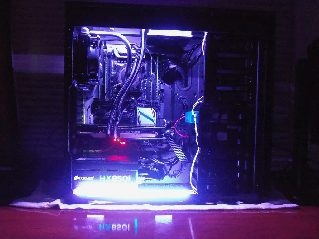 Interior de un PC gaming con iluminación