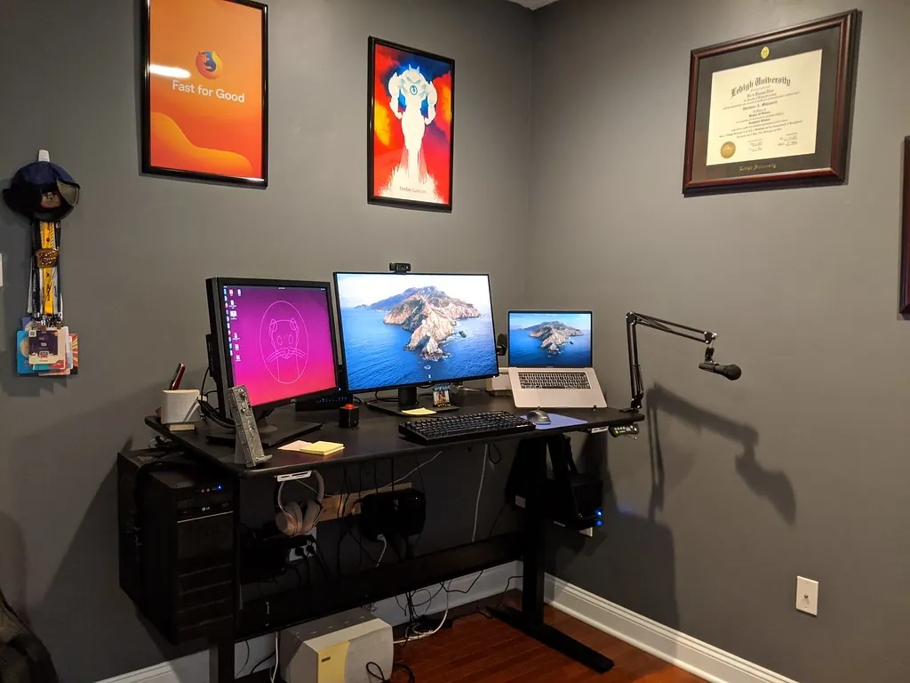 Puesto de trabajo con varios monitores